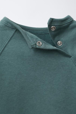 ZARA КОМПЛЕКТ ИЗ ТОЛСТОВКИ И ДЖОГГЕРОВ С ПРИНТОМ, НЕФТЯНОЙ