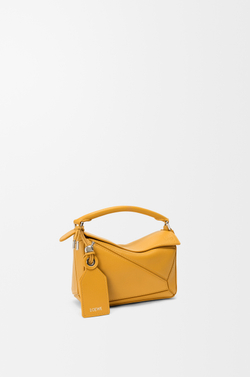 Loewe Сумка-мини Puzzle Featherlight из овечьей кожи наппа, горчичный
