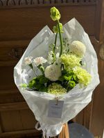 Кулек из диантусов, хризантемы, орнитогалума и маттиолы