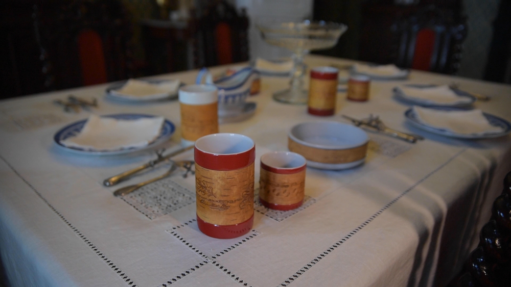 Кружка большая фарфоровая без ручки c берестой и с цитатами Достоевского. Dostoevsky forever.