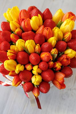 Шляпная коробка с клубникой и тюльпанами "Весенний сад"