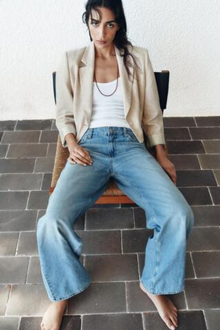 ZARA УКОРОЧЕННЫЙ БЛЕЙЗЕР ИЗ СМЕСОВОГО ЛЬНА С ПОДПЛЕЧНИКАМИ, СВЕТЛО-БЕЖЕВЫЙ