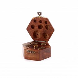 Весы с грузиками в деревянной коробке