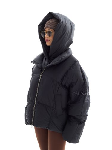 Объемный черный пуховик со съемной манишкой-капюшоном