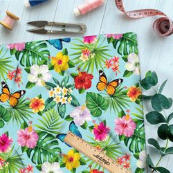 Ткань саржа реалистичные петуньи и бабочки на голубом фоне