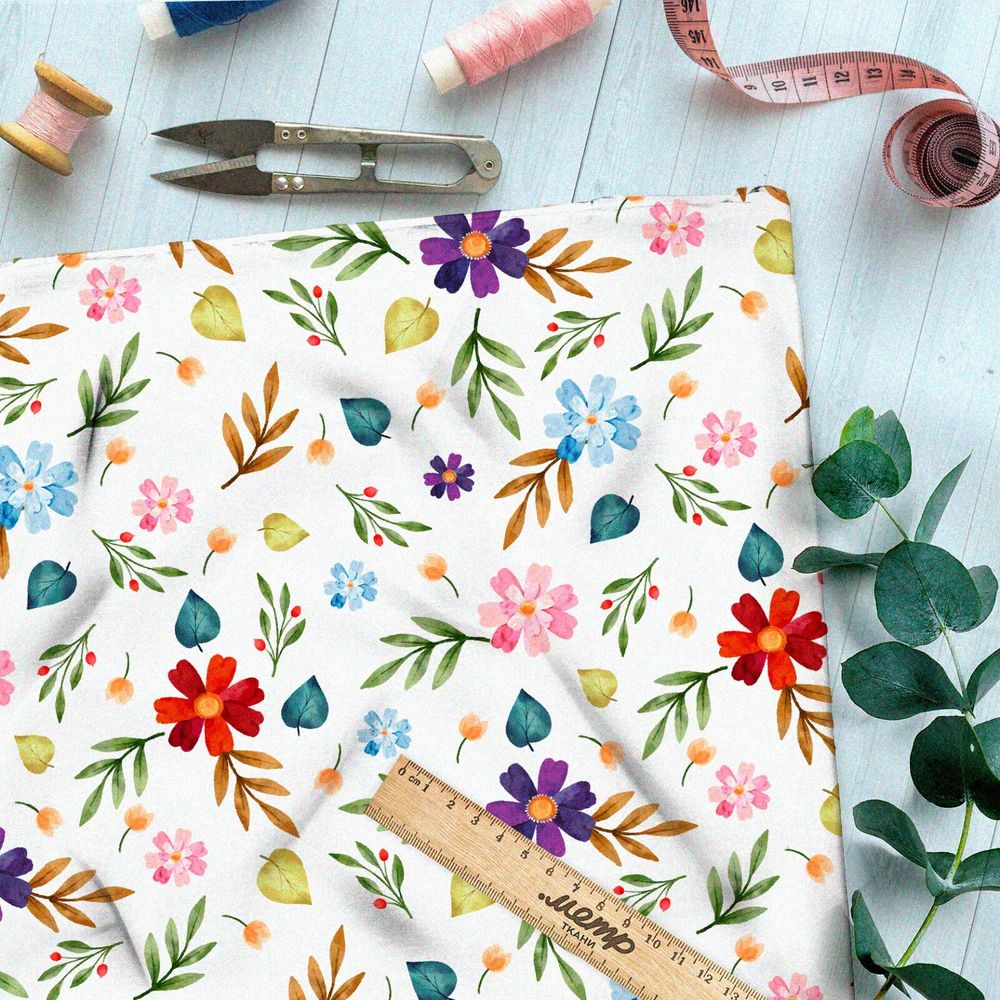 Ткань мембрана яркие цветы и листья на белом фоне