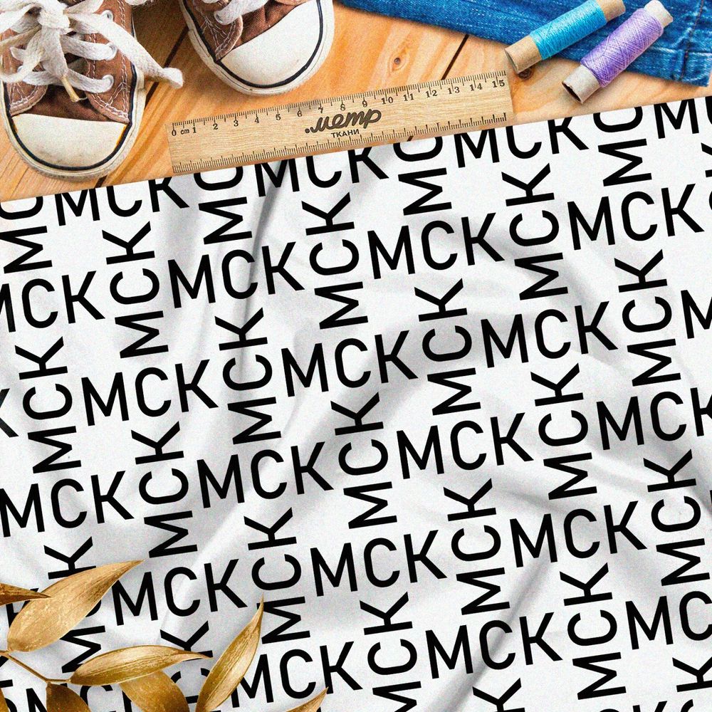 Ткань атлас узор из чёрных букв на бежевом фоне