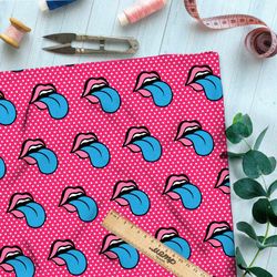 Ткань оксфорд 210 губы с голубым  языком на розовом фоне в горошик