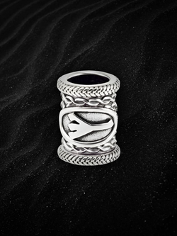 Фото серебряного шарма для браслета со скандинавской руной Альгиз талисман оберег ручной работы