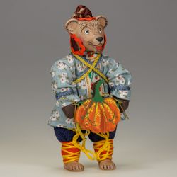 Ёлочная игрушка Медведь в колпаке с тыквой