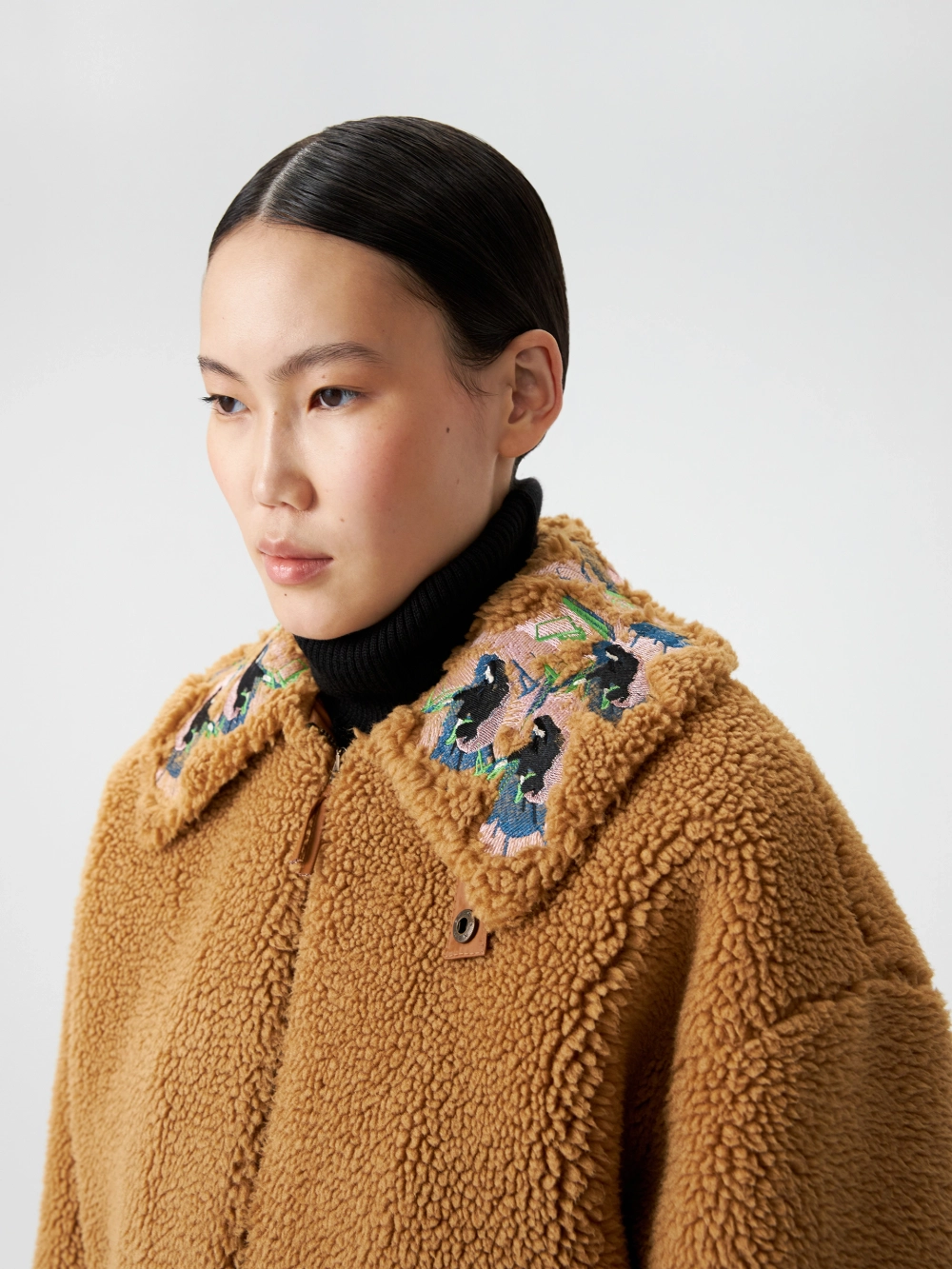 Куртка из искусственного меха с вышивкой OLA OLA