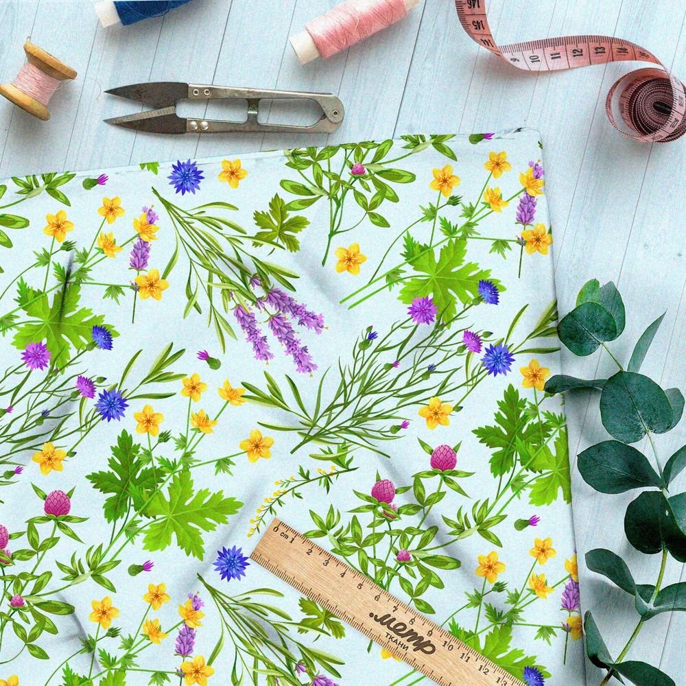 Ткань бязь полевые цветы и сочная зелень на голубом фоне