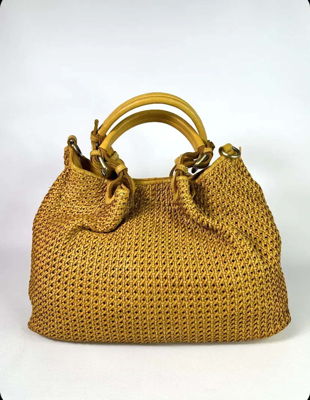 Женская плетеная сумка из натуральной винтажной кожи желтого цвета