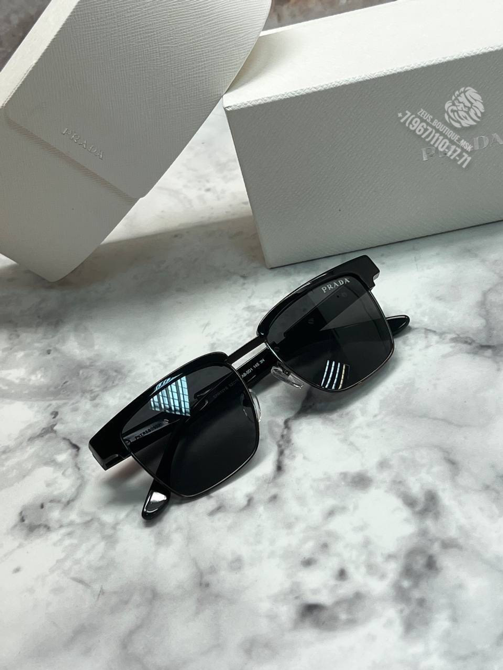 Солнечные очки Prada