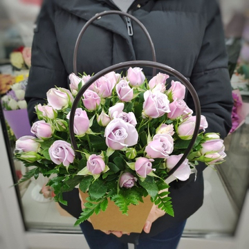 Композиция с сиреневыми кустовыми розами