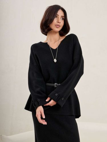 Черный трикотажный костюм с юбкой