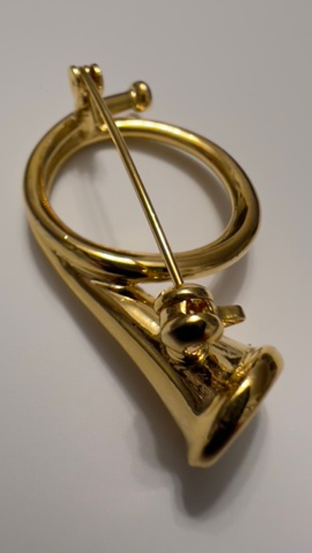 Новогодняя брошь охотничий рожок