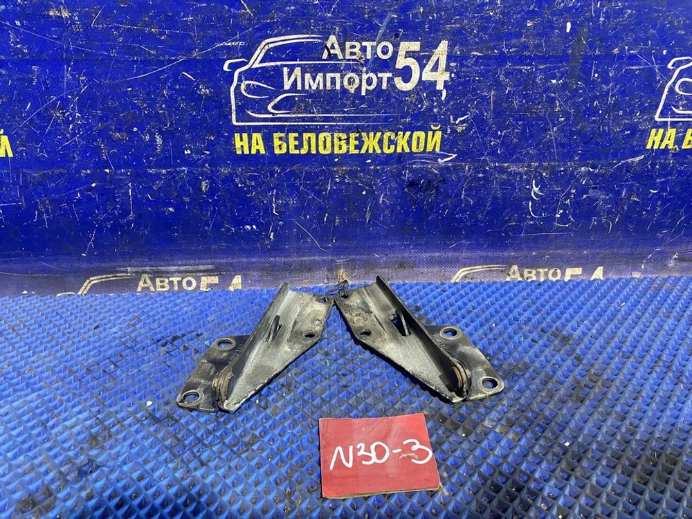 Петля капота правая NISSAN R'NESSA 2000