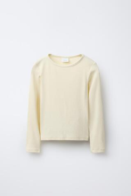 ZARA ОДНОТОННАЯ ФУТБОЛКА С МОДАЛОМ, ЦВЕТ СЛИВОЧНОГО МАСЛА