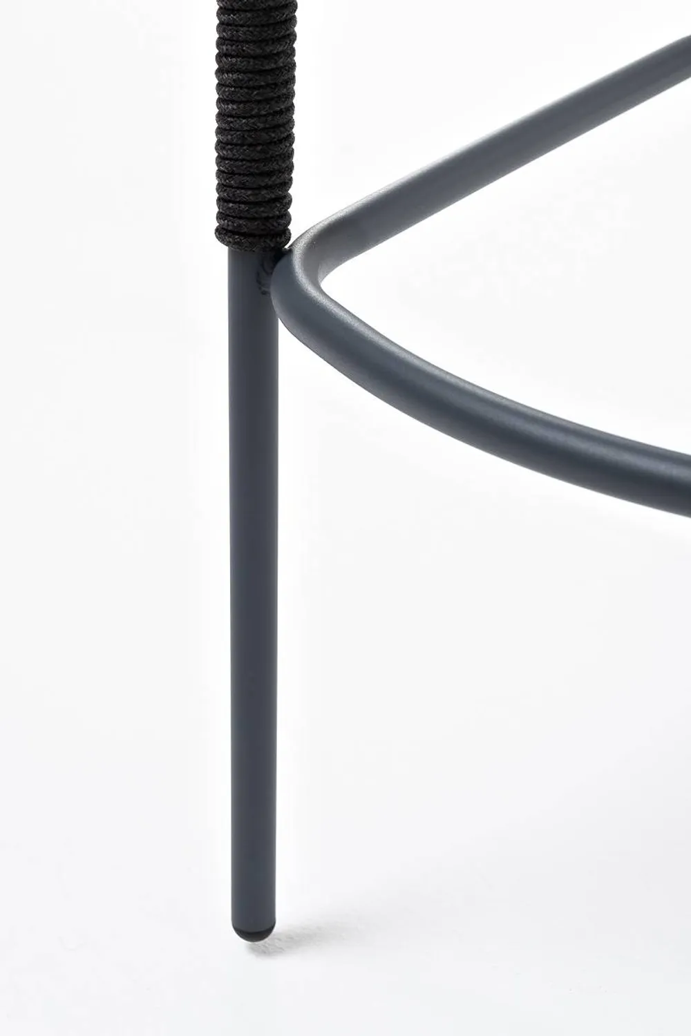 "Марсель" стул барный плетеный из роупа, каркас из стали серый (RAL7022) муар, роуп темно-серый круглый, ткань темно-серая 027