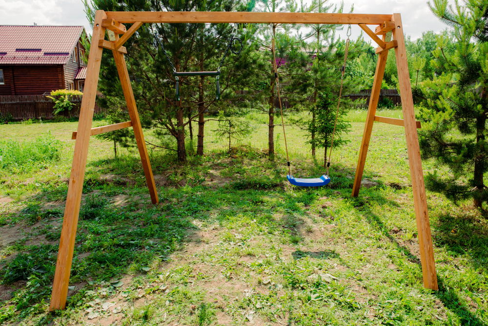 Деревянные качели с трапецией
