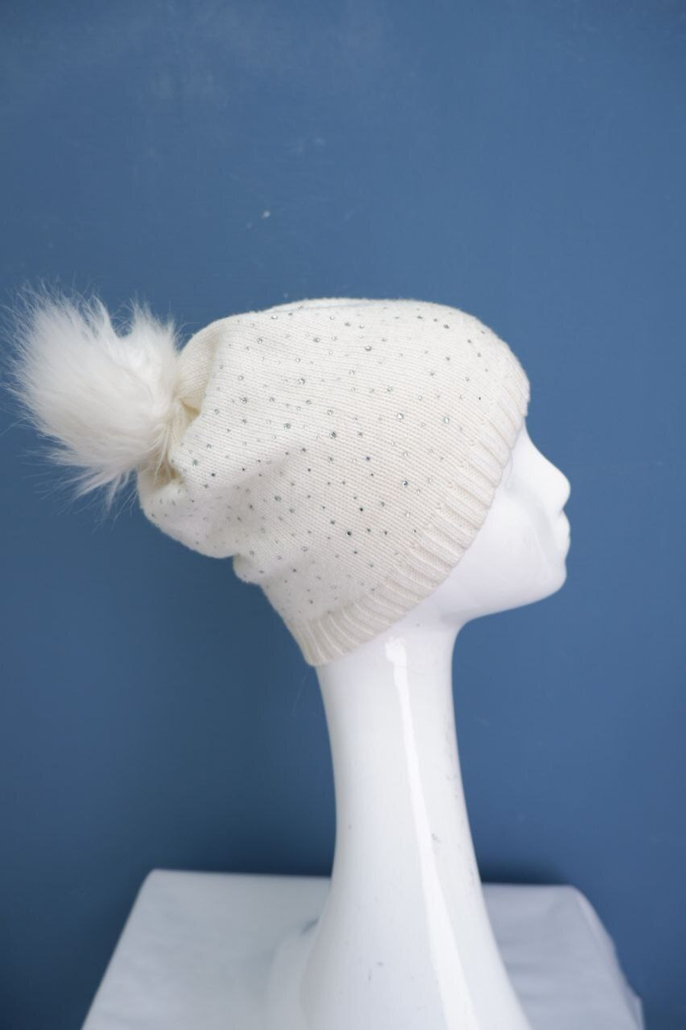 Шапка со стразами