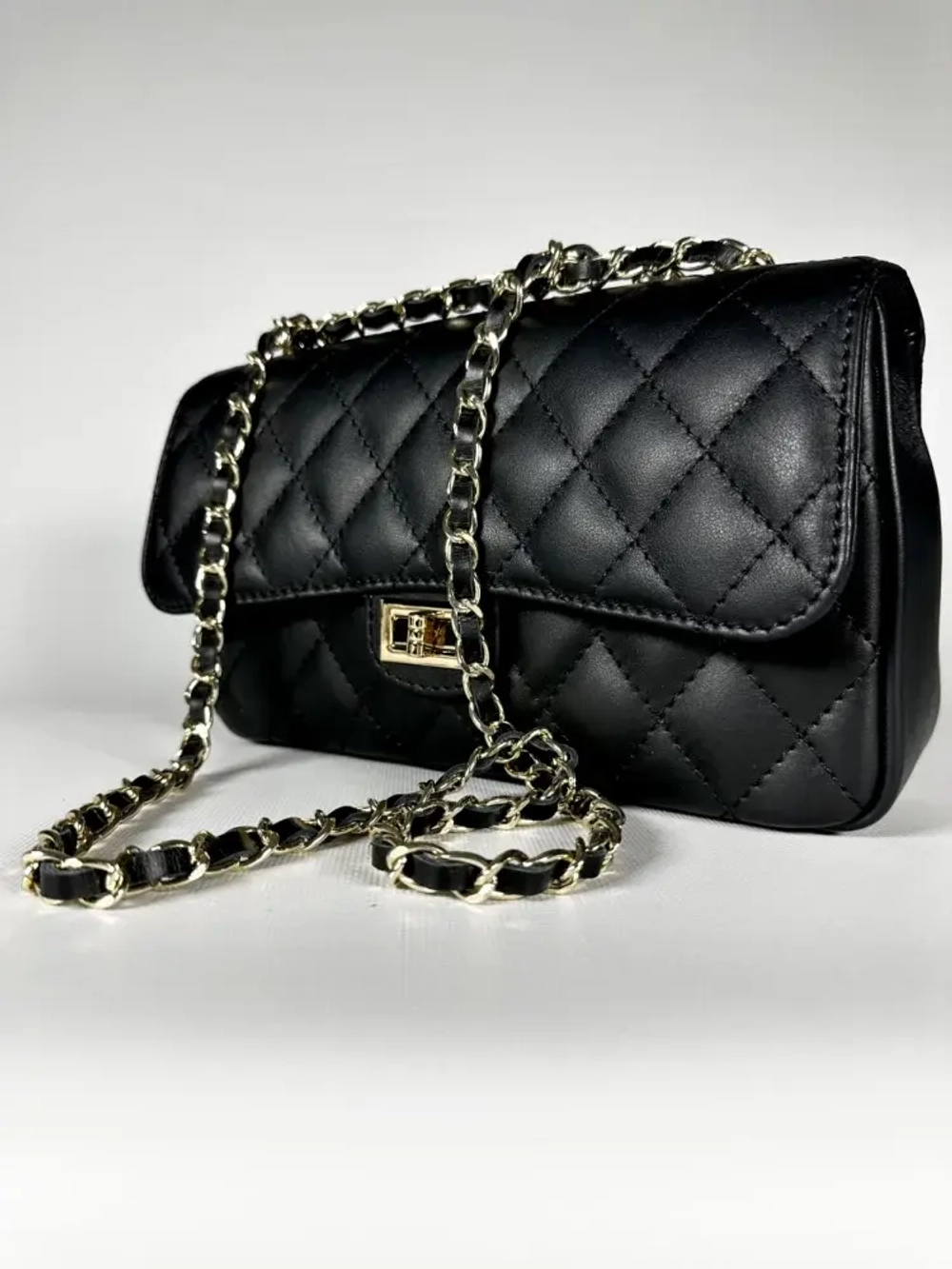 Женская сумка с цепочкой из натуральной кожи черного цвета