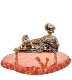Народные промыслы AM-1861 Фигурка «Дама с собачкой» (латунь, янтарь)