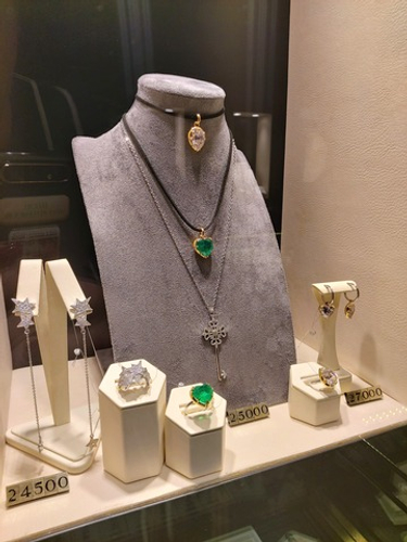 Что отличает настоящее ювелирное украшение от модной бижутерии