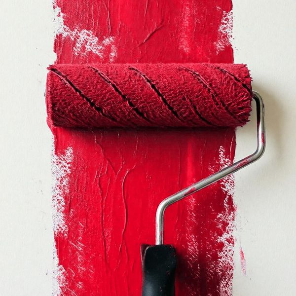 Композитные панели 3 и 4 мм в корпоративном цвете Максидом (Pantone 186 C) для объектов в России