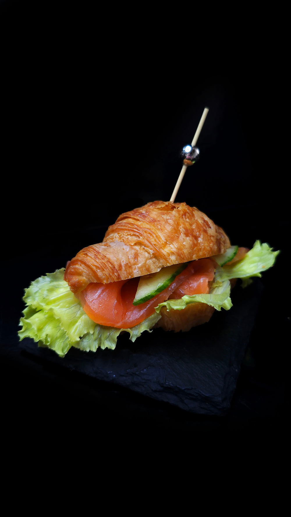 Сливочный круассан с семгой и салатом Айсберг