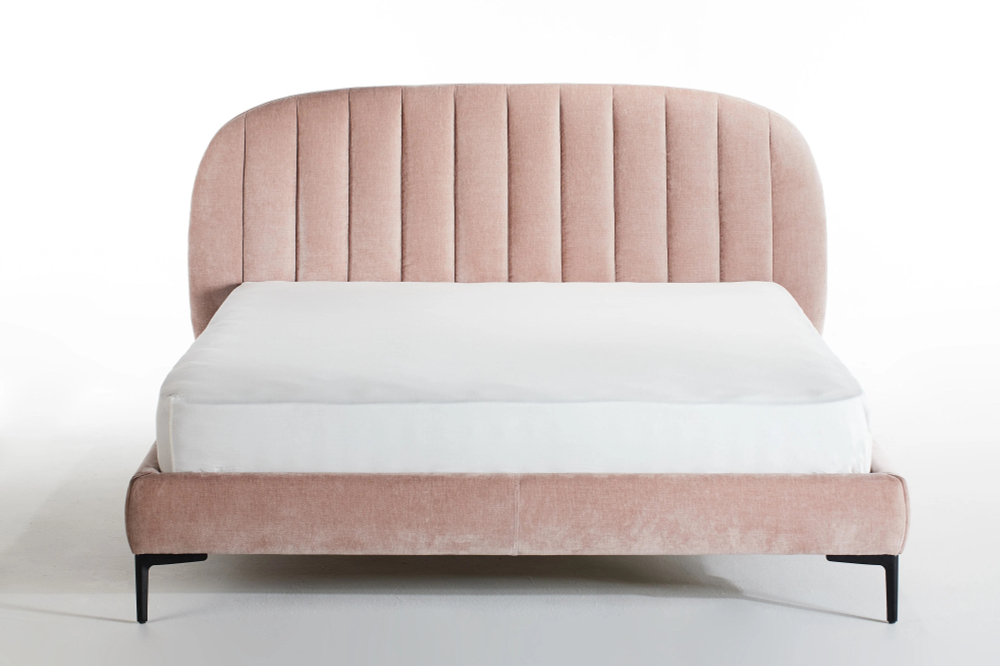 Двуспальная кровать с мягким изголовьем