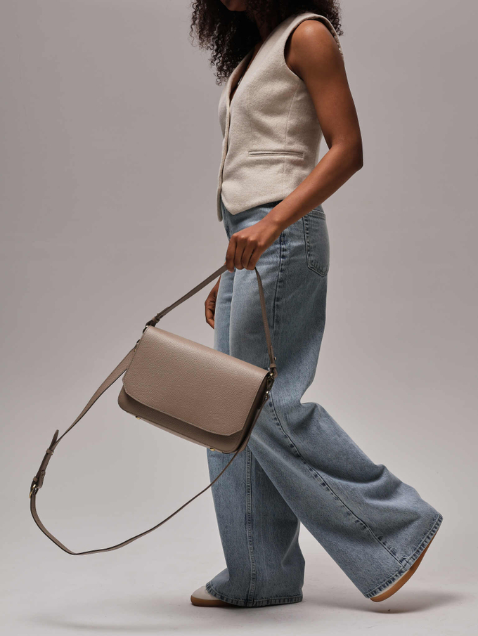 Сумка кожаная на плечо бежевая