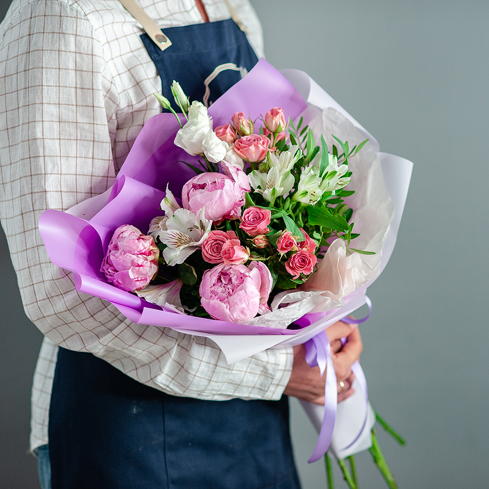 Нежный букет с розовыми пионами