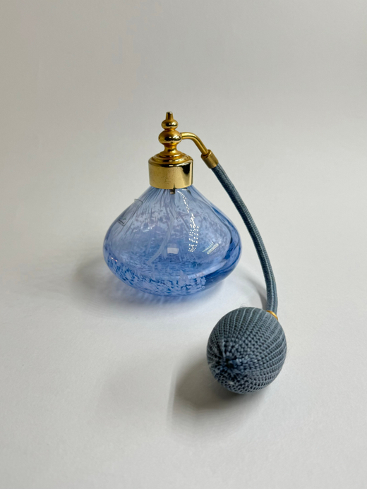 Голубой флакон для духов с пульверизатором