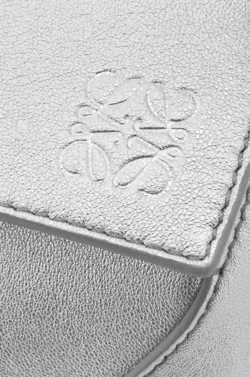 Loewe Маленькая сумка Puzzle Edge из ламинированной овечьей кожи, серебряный