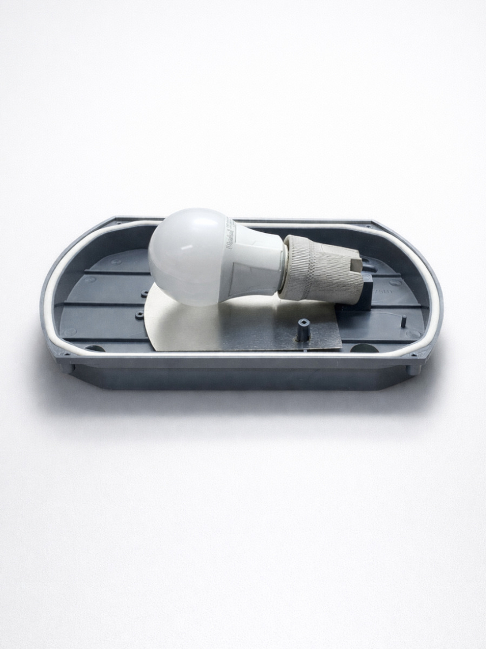 Влагозащищённый и ударостойкий светильник под большую лампу Е 27. IP54. 75 ватт. 220 В