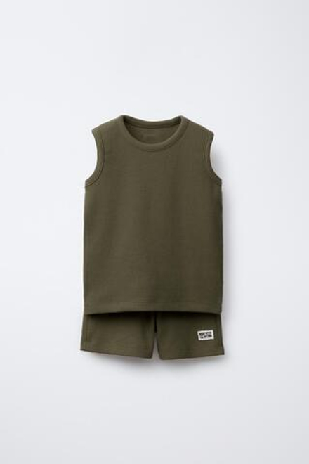 ZARA КОМПЛЕКТ ИЗ ТОПА И ШОРТОВ-БЕРМУДОВ ИЗ РИФЛЕНОГО ТРИКОТАЖА, ТЕМНО-КОРИЧНЕВЫЙ
