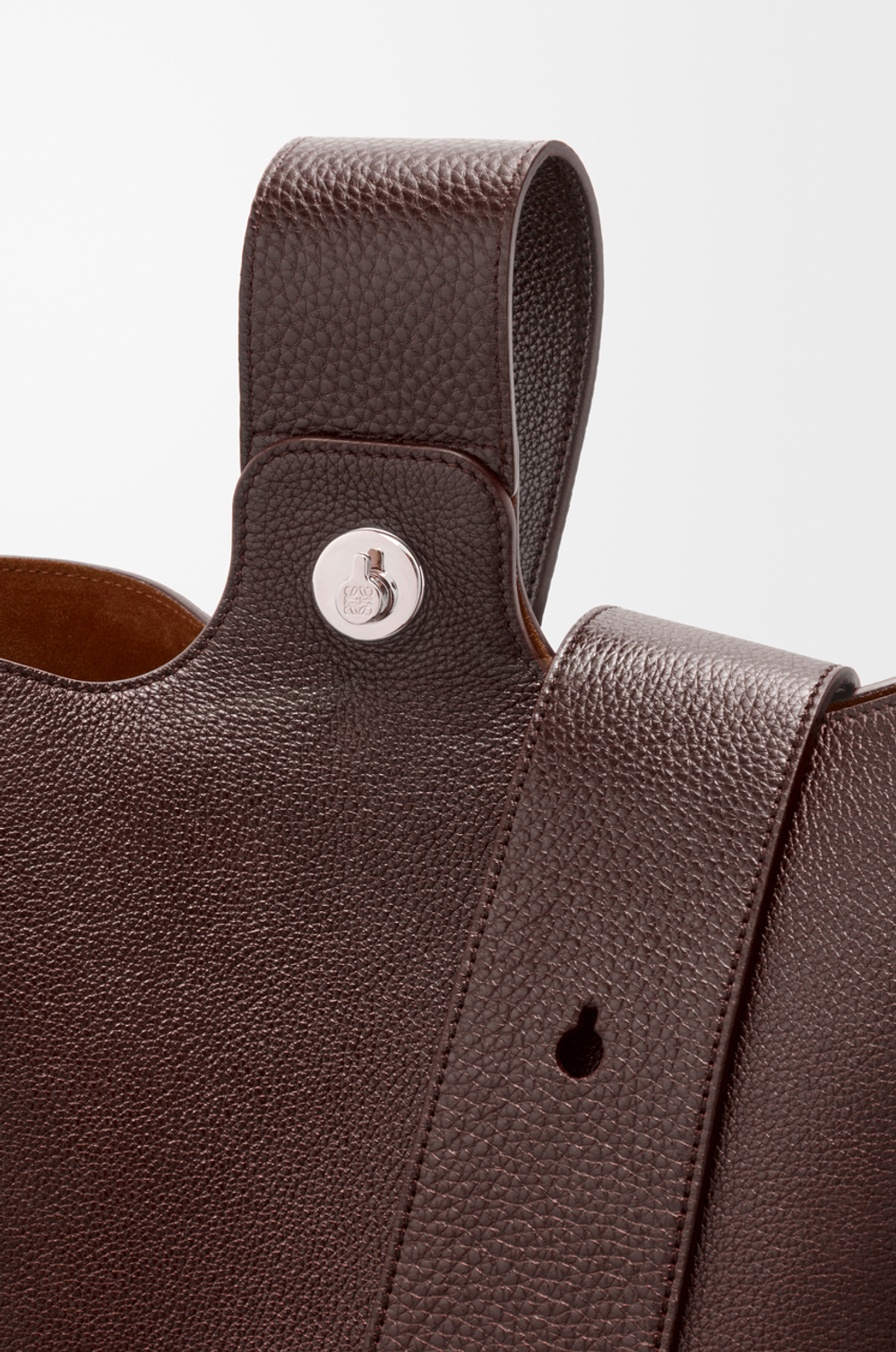 Loewe Большая сумка-ведро Pebble в мягкой зернистой телячьей коже, темно-коричневый