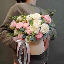 Композиция из пионовидных кустовых роз