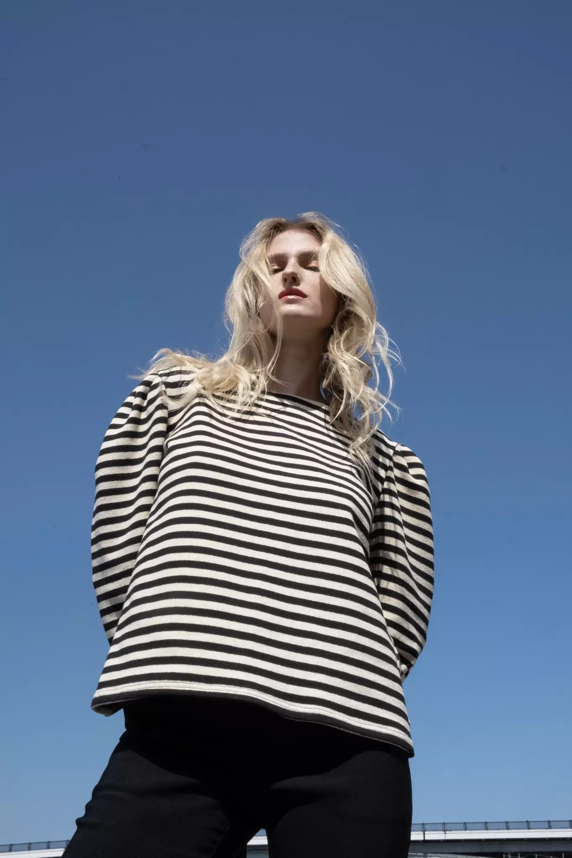 Свитшот с открытой спиной и лентами черный