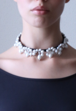 Ободок-чокер с жемчужным декором