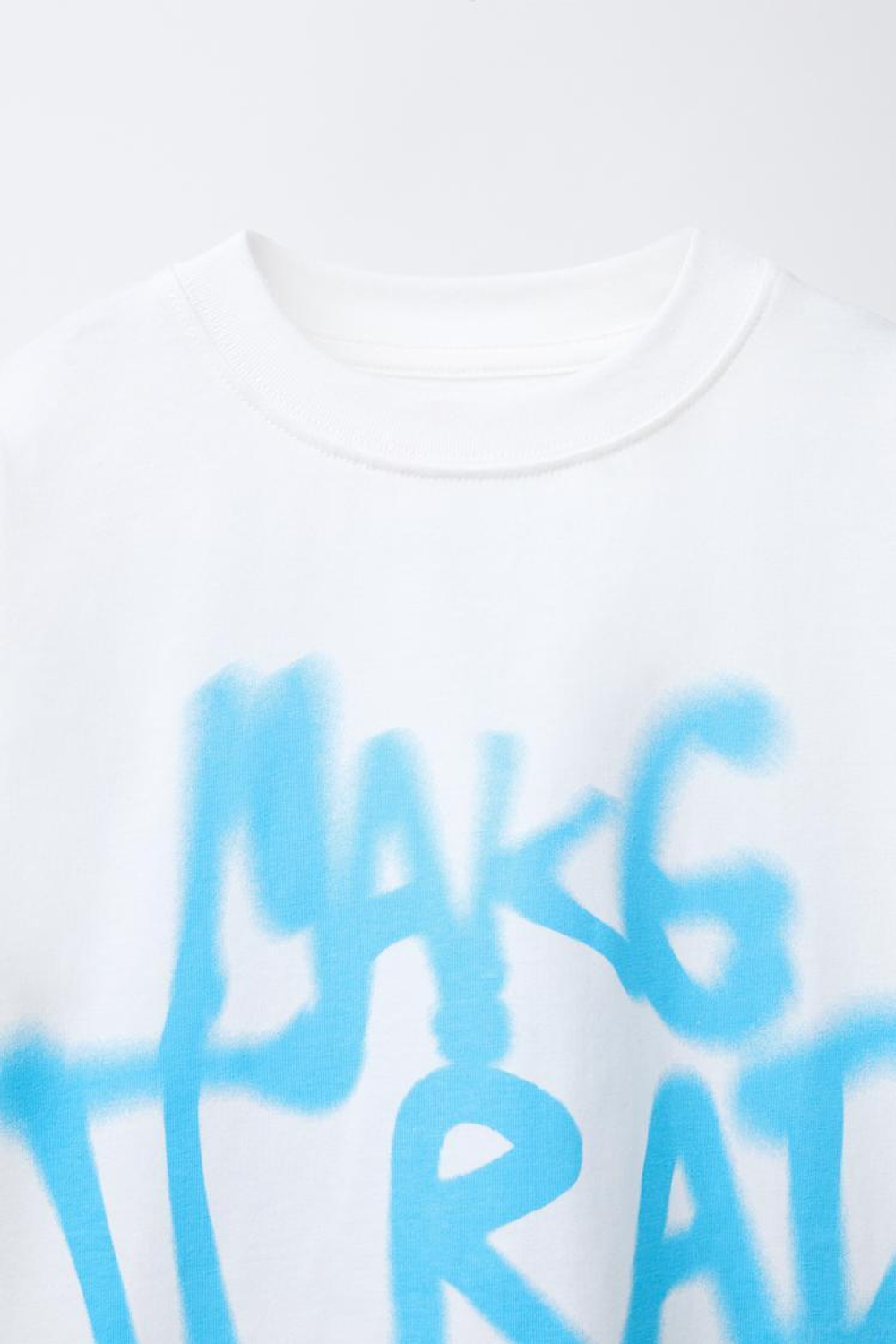 ZARA ФУТБОЛКА С ПРИНТОМ И НАШИВКОЙ, ЖЕЛТОВАТО-БЕЛЫЙ