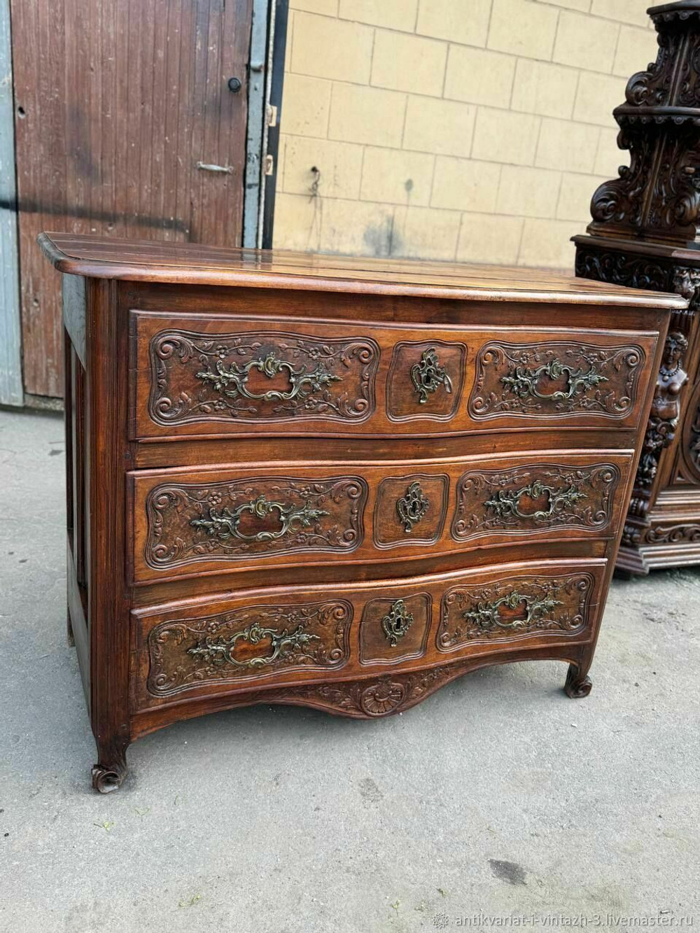 Старинный комод