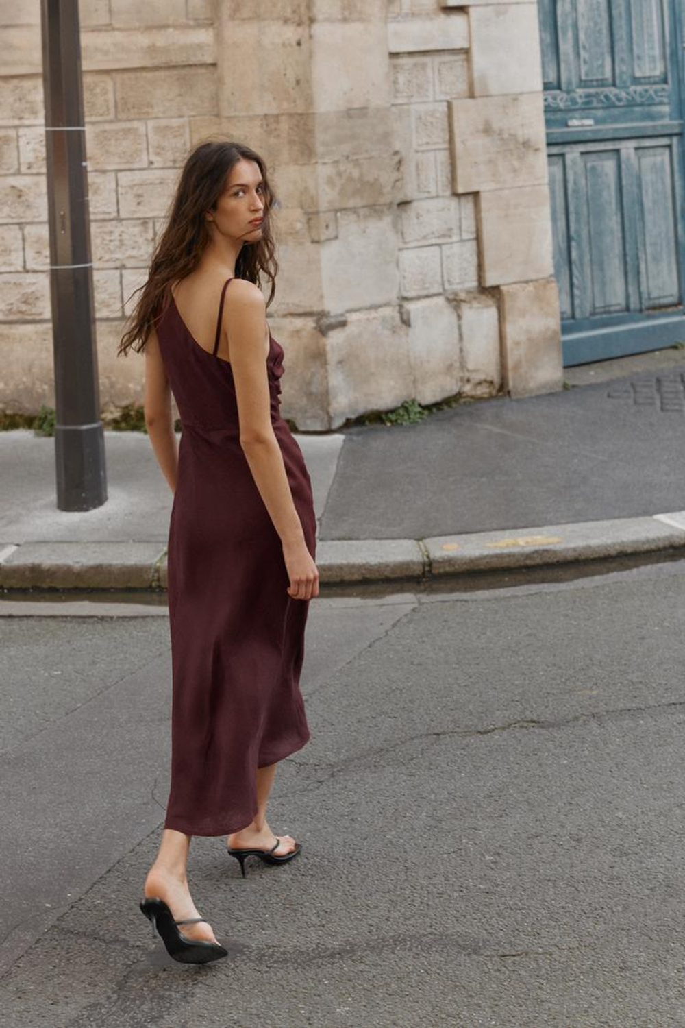 ZARA АСИММЕТРИЧНОЕ ПЛАТЬЕ МИДИ ИЗ 100% ЛЬНА, БАКЛАЖАННЫЙ