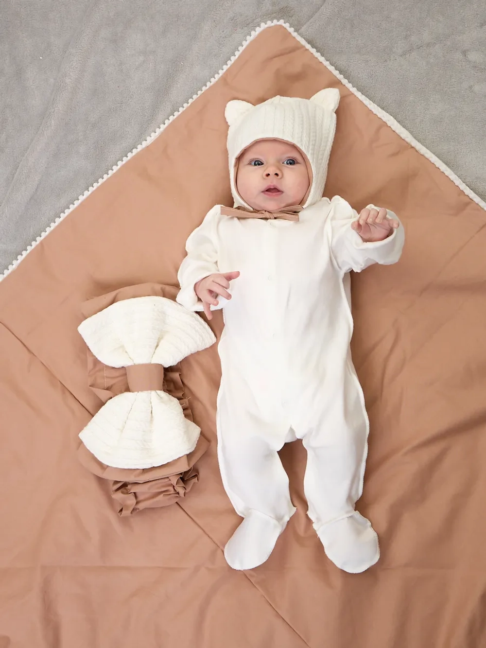 Конверт для новорожденного с чепчиком