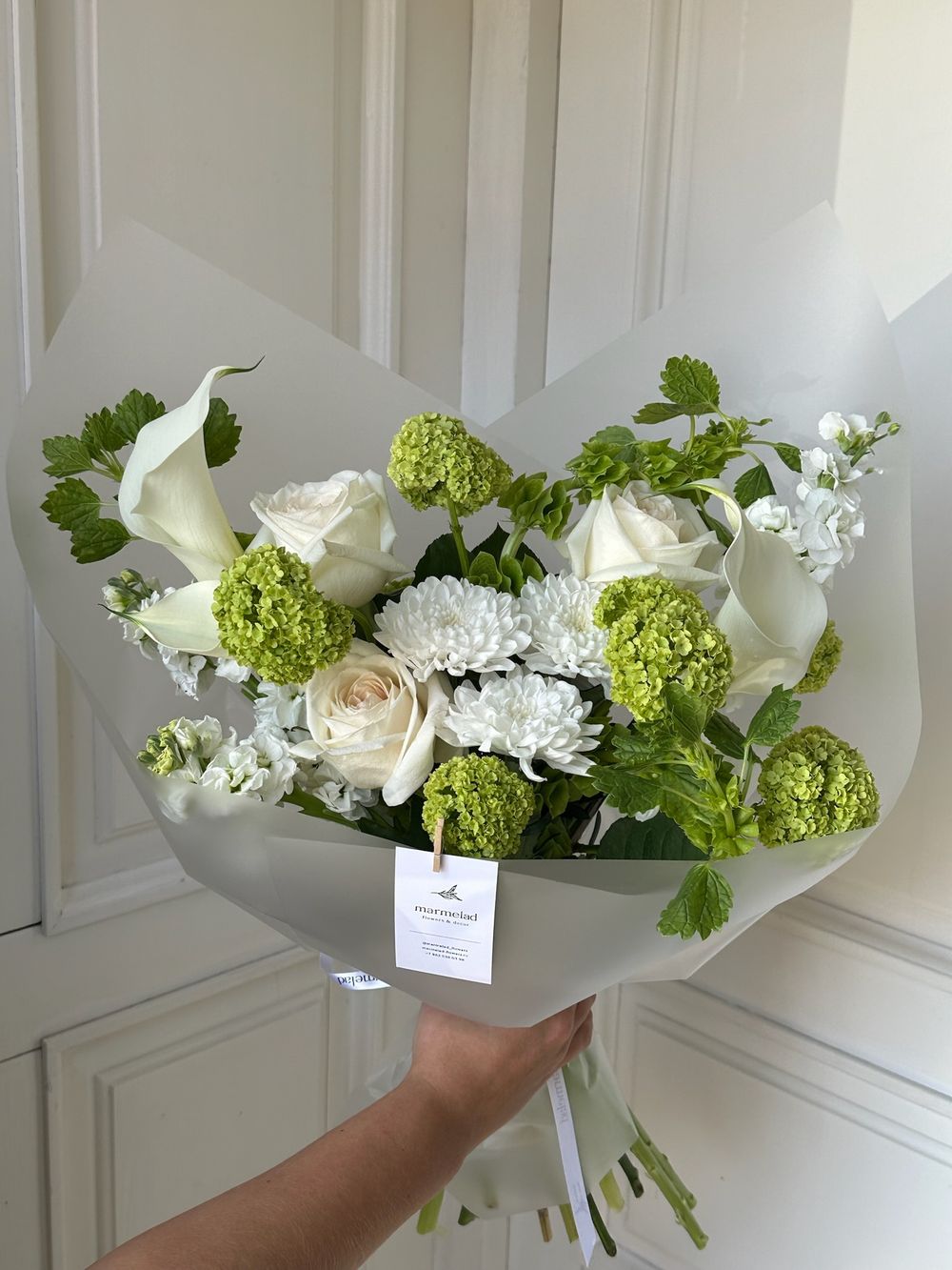 Букет сборный из калл, маттиолы, вибурнума и хризантемы