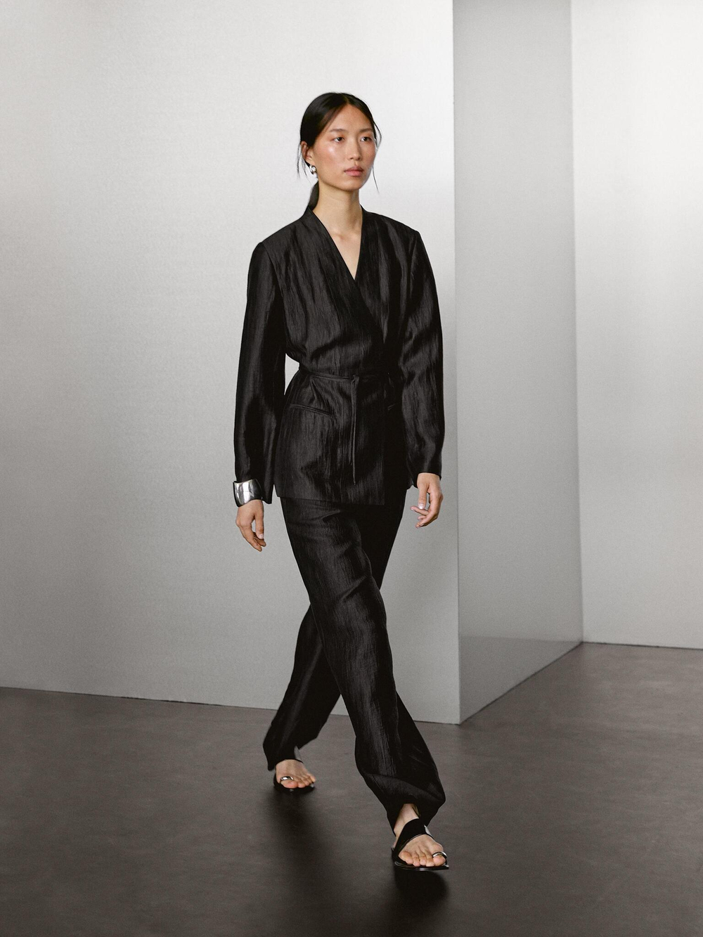 Massimo Dutti Брюки палаццо из смесового льна с защипами, черный