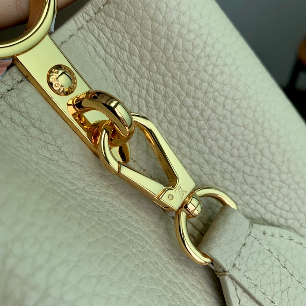 Louis Vuitton Capucines MM