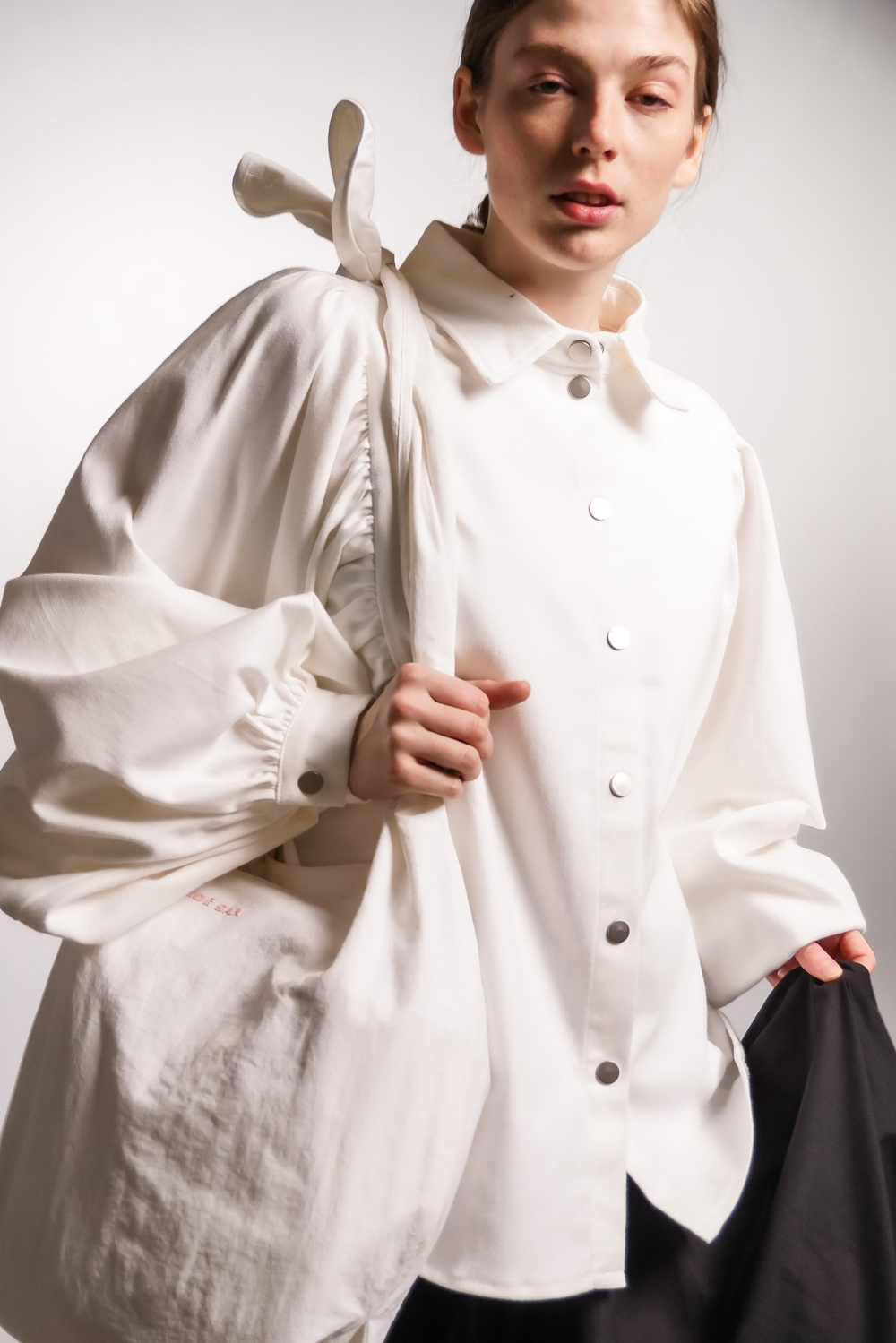 Рубашка с объемным рукавом из джинсы Айвори